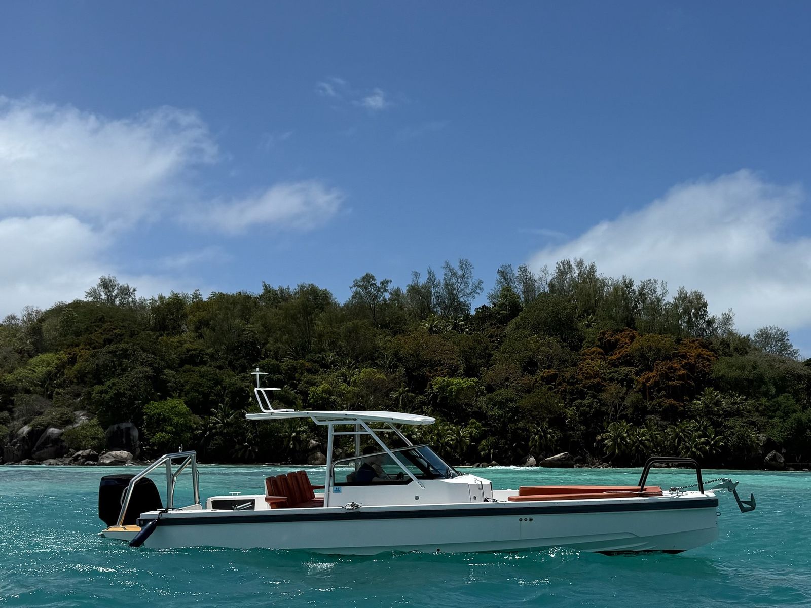 Aurora side-on at anchor